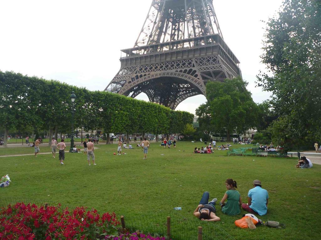 Appartamento Eiffel Tower Champs De Mars Parigi Esterno foto